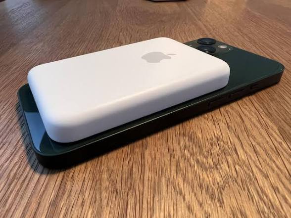 MagSafe Compatible Wireless Battery Pack (Premium Edition)
